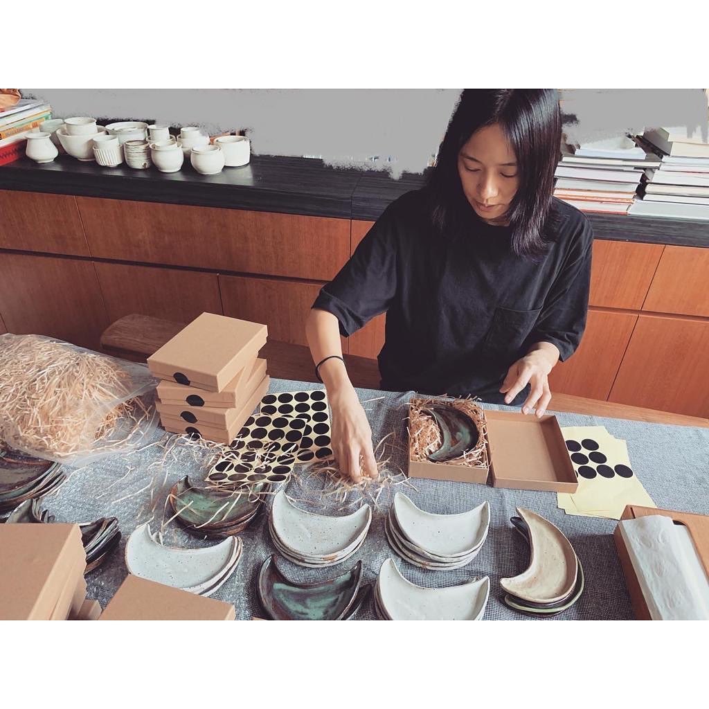 林嘉欣最近handmade半月形陶瓷碟送給身邊的人作中秋禮物。