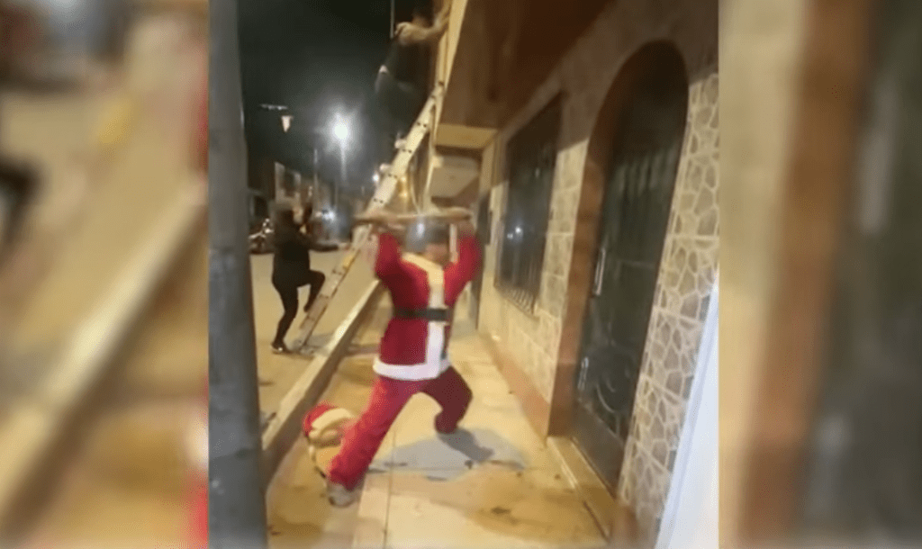 在祕魯，當地警察屢次靠偽裝破案，扮聖誕老人成為年底立功的王牌招數。