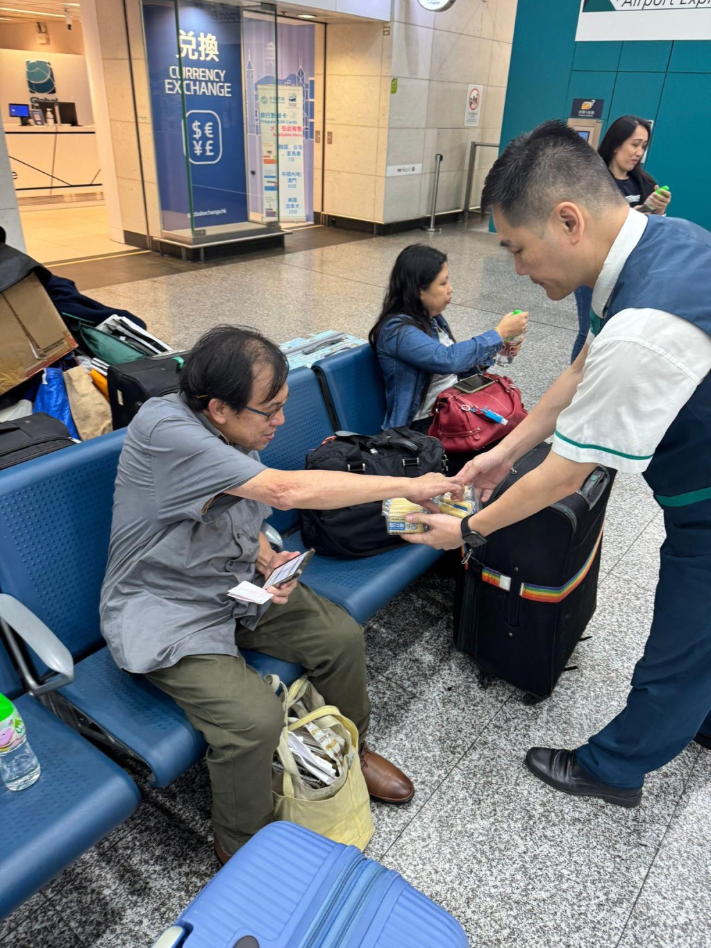 颱風期間,港鐵表示,車站會在行車時間維持開放。 颱風期間,港鐵表示,車站會在行車時間維持開放。