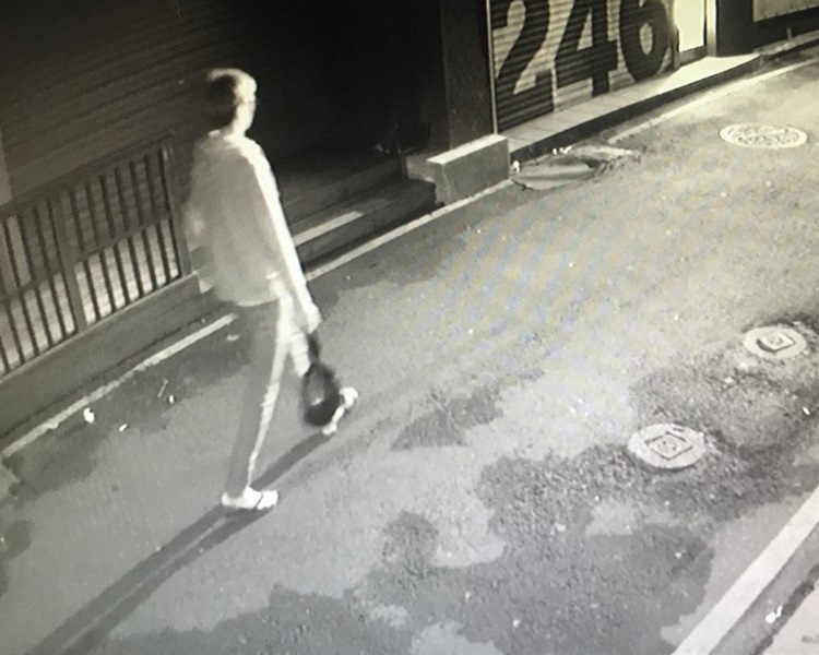 閉路電視畫面發現一名金髮男子懷疑正準備棄屍。網圖