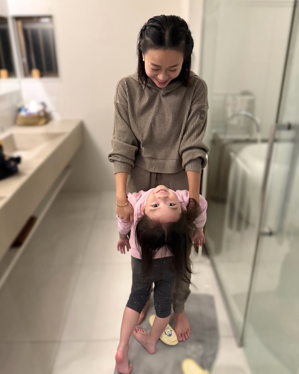 然後黃心穎亦有晒出同「豆豆」的單獨合照,可見黃心穎雙手托住姨甥女,低頭望住對方並露出甜甜的笑容。 然後黃心穎亦有晒出同「豆豆」的單獨合照,可見黃心穎雙手托住姨甥女,低頭望住對方並露出甜甜的笑容。