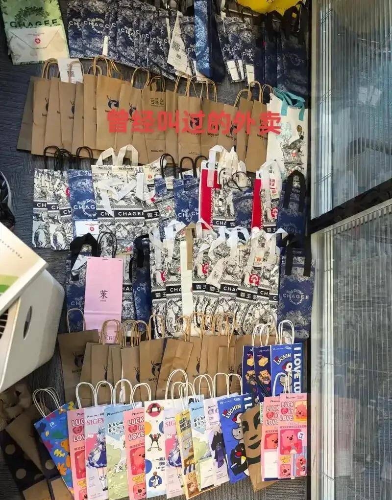 深圳奶茶外卖袋变抢手货，收集“市包”转卖随时月赚过千。 