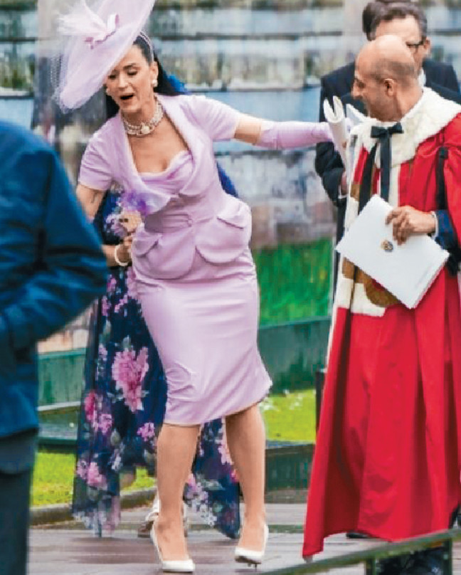 ■Katy在加冕典禮搵唔到位又差點被絆到，非常尷尬。
