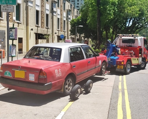 警方昨日於區內交通黑點進行打擊違例泊車的執法行動。警方圖片