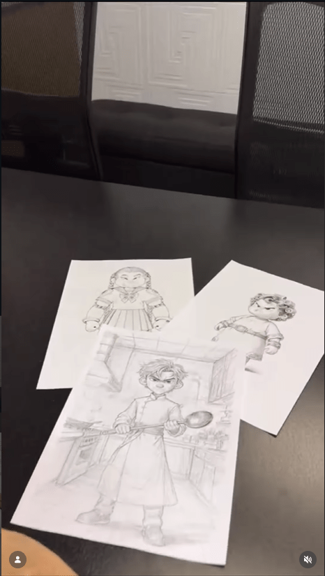 星爷在短片中只露背影，在三幅漫画角色草稿上画几笔。