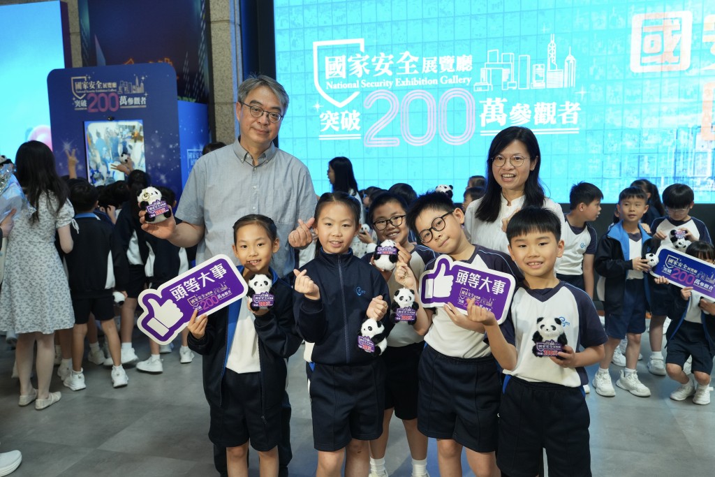 展覽廳的參觀者來自社會各階層,年齡層由幼稚園到年老長者。 展覽廳的參觀者來自社會各階層,年齡層由幼稚園到年老長者。