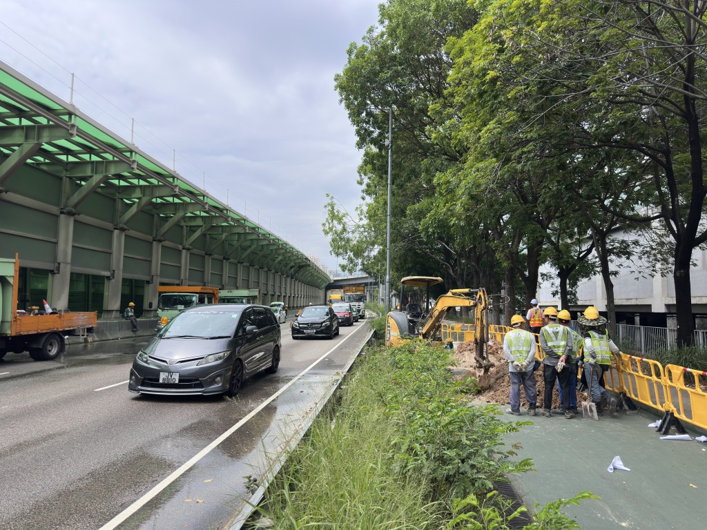 水務署人員自今早起在場搶修。梁國峰攝 水務署人員自今早起在場搶修。梁國峰攝