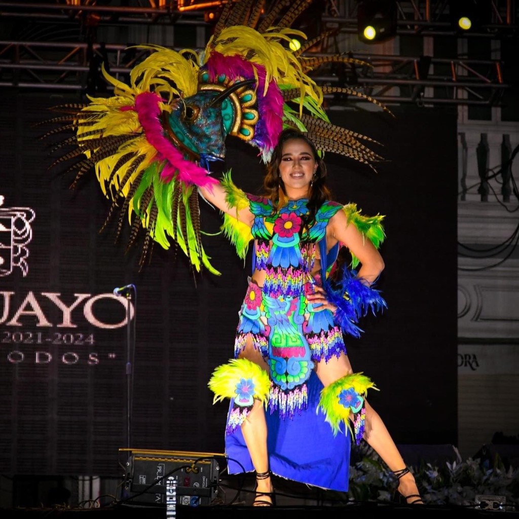 22歲墨西哥佳麗安德莉雅身穿一件有着華麗羽毛的傳統服裝參賽。