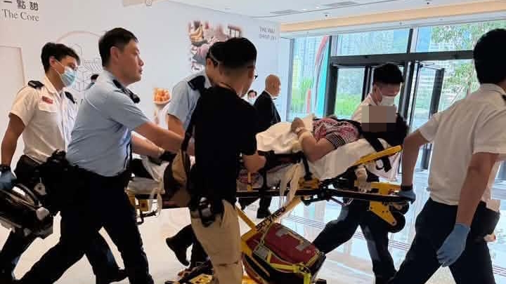 大圍站「剝衫大戰」婦疑再鬧事 商場內與多名警員對峙被制服 遭綁手送院治理。車cam L（香港群組）