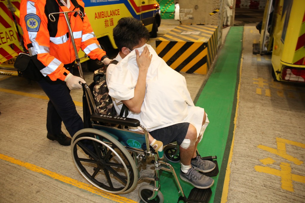 另一輛私家車男司機受傷送院。 另一輛私家車男司機受傷送院。