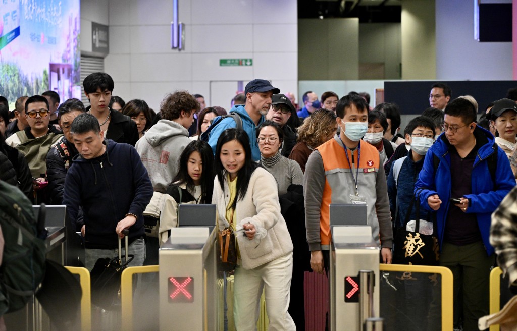 回港人潮中，不少人拖着行李箱。