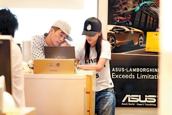 ■陳小春與應采兒一同選購電腦，沐浴於愛河之中的小春看得如癡如醉。（圓圖）心情大靚的應采兒發現記者後揮手示好。