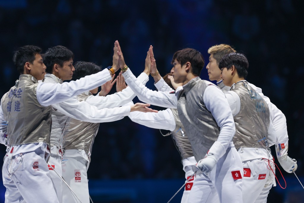 港隊張家朗、蔡俊彥、梁千雨和吳諾弘在男子花劍團體金牌賽中擊敗福建隊，奪得全運會首面擊劍金牌。
