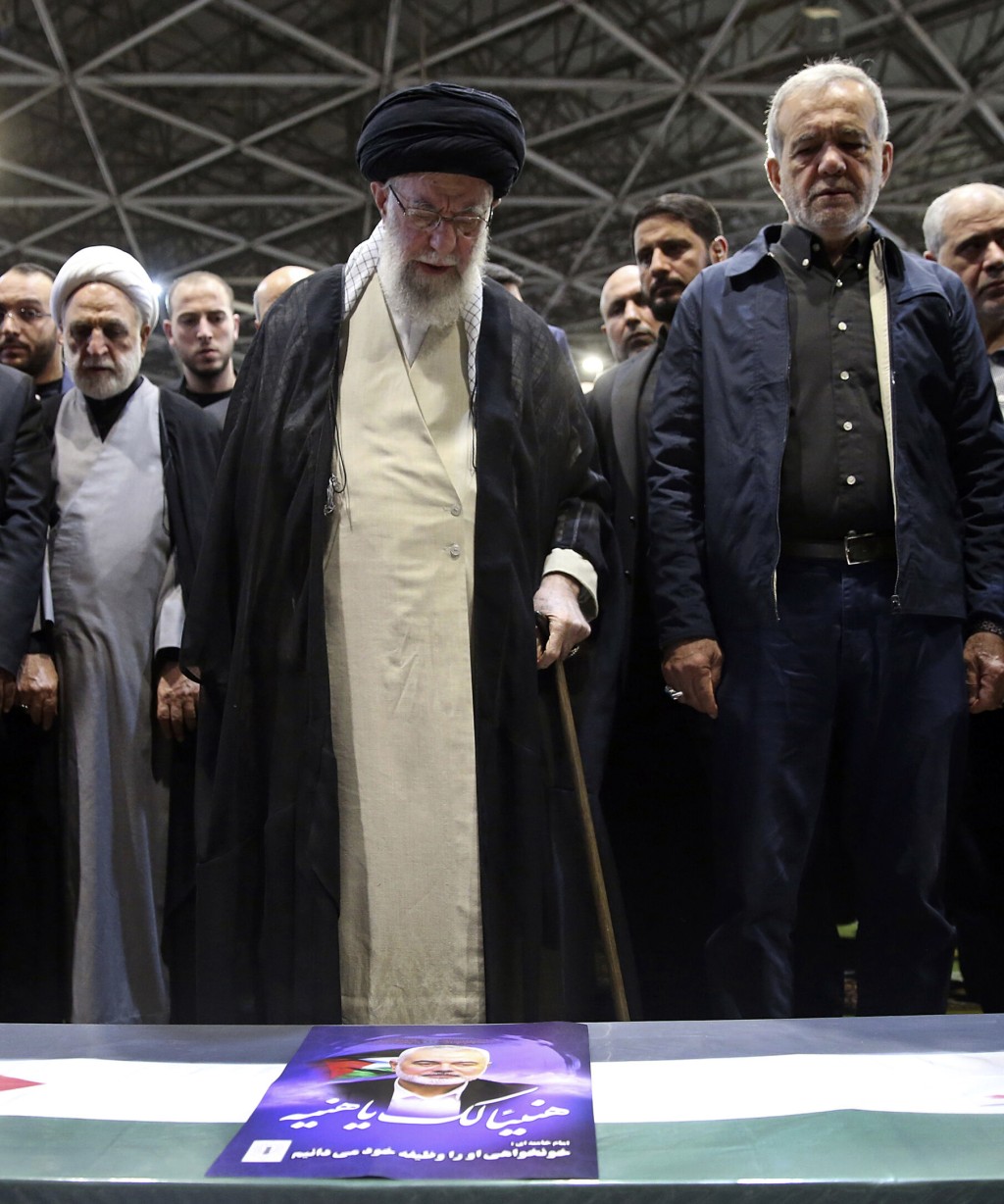 伊朗最高领袖哈梅内伊（中）矢言要为哈尼亚之死报复。美联社