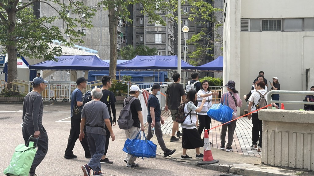 政府會總結早前兩輪上樓安排的經驗,並擬定下一步工作方針。 政府會總結早前兩輪上樓安排的經驗,並擬定下一步工作方針。
