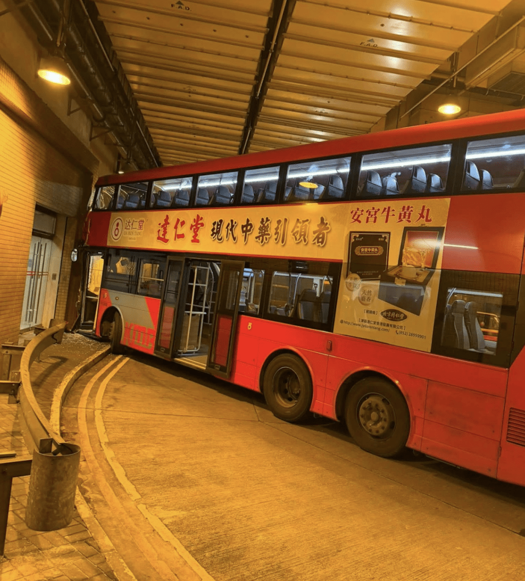 網上圖片可見,九巴車頭貼在商場出入口約5米高的外牆上。FB@馬路的事討論區 網上圖片可見,九巴車頭貼在商場出入口約5米高的外牆上。FB@馬路的事討論區