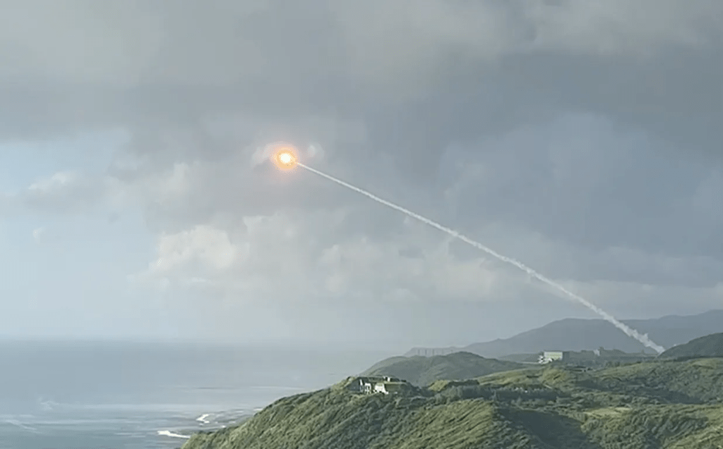 台湾九鹏基地试射爱国者导弹，发生「不明原因近距离自爆」。  ​