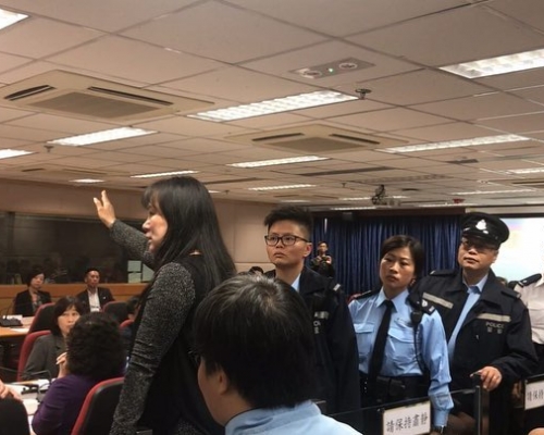 反對填海示威者在區議會抗議。守護大嶼聯盟圖片