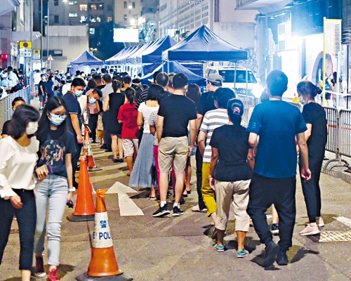 港運城二座圍封強檢，居民排隊檢測。