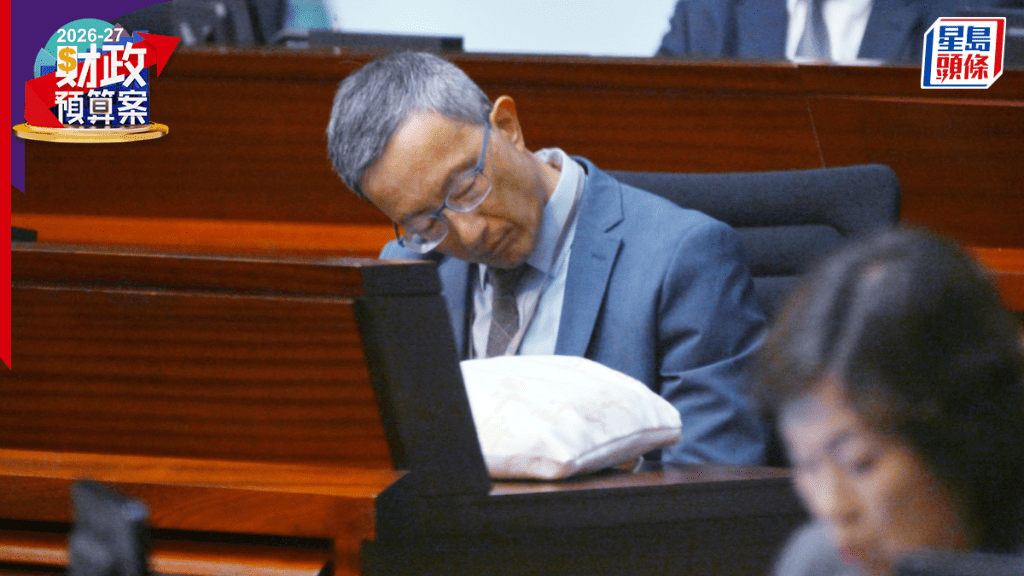 未知是否工作太過勞累，醫療衞生界林哲玄在會議廳內小眠一會。