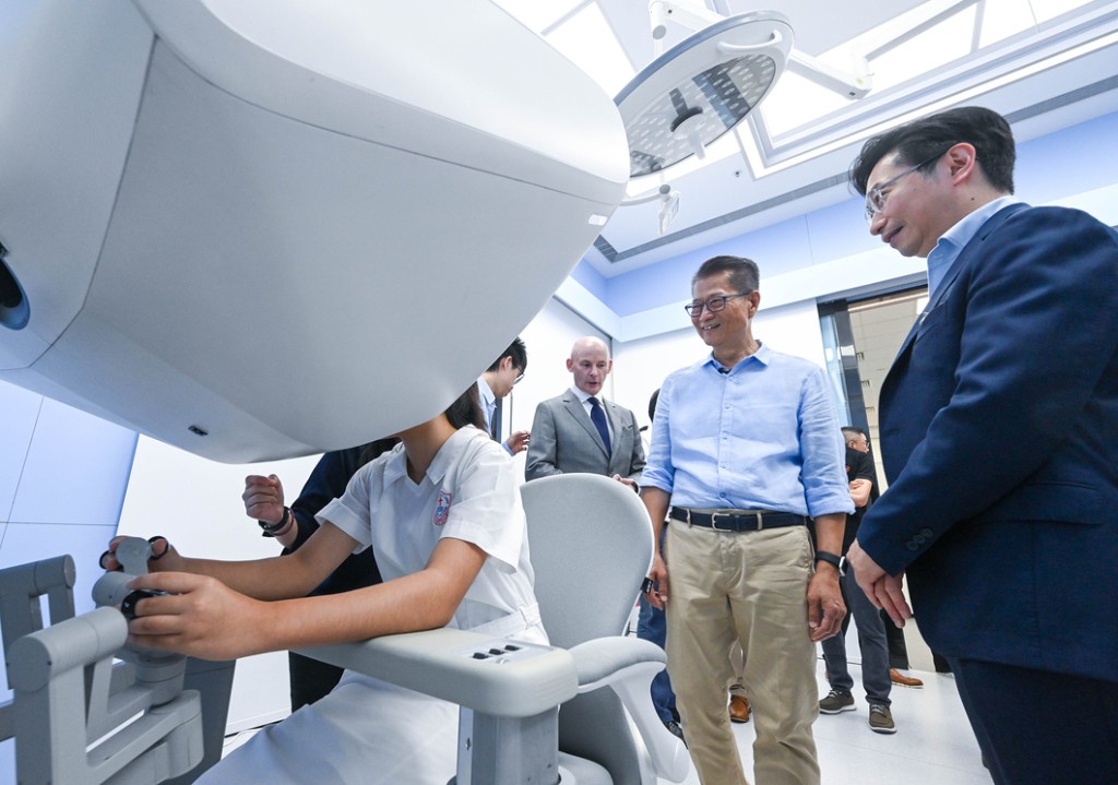 陈茂波及一众学生参观其中一间专注手术机械人的初创公司。陈茂波网志图片