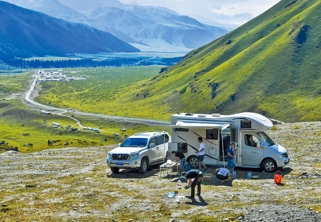 現時愈來愈多港人趁長假期在內地租用車輛自駕遊。