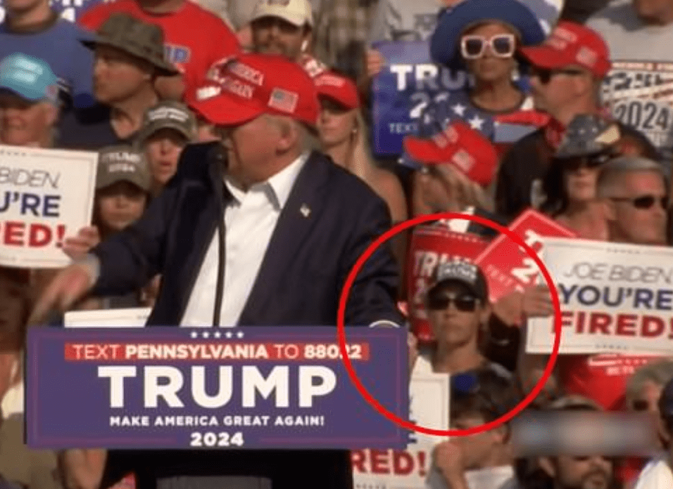 每日郵報報道，當時這名身份不明的女子就坐在特朗普身後不遠位置，戴着墨鏡、穿着白襯衫、戴黑帽子。