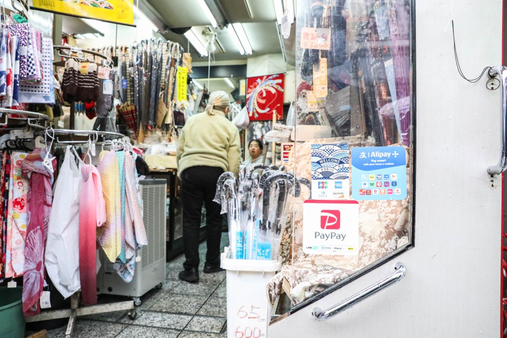 日本一家服饰店店长指，店内不少外国人到访及消费，其中约一成是用电子支付付款。