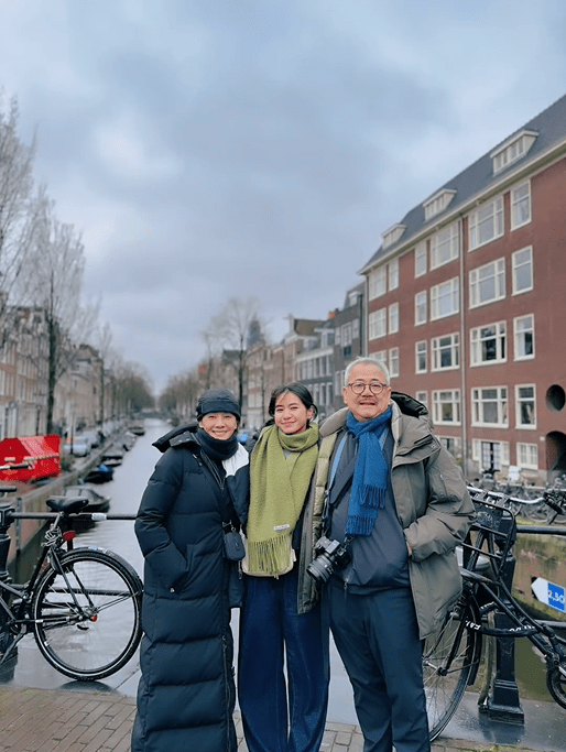 在毛舜筠最新的IG看到毛舜筠一家去了阿姆斯特丹運河參觀。