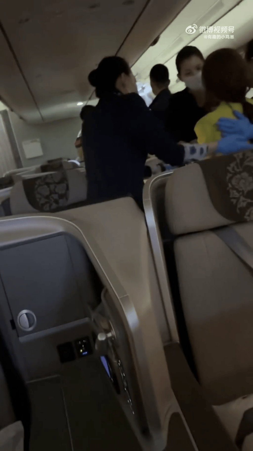 同机女乘客（黄衫）不满时间被耽误，与之发生口角冲突，由机组人员安慰。