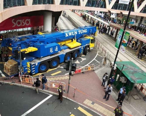 吊臂車剷上行人路。網民Stanley Lau圖片