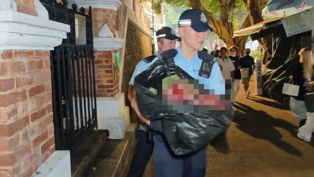警員將牛頭裝起,之後帶返警署繼續調查。黃文威攝 警員將牛頭裝起,之後帶返警署繼續調查。黃文威攝