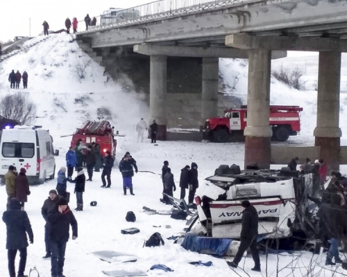 俄罗斯巴士前轮爆胎，从桥上坠落冰河。AP