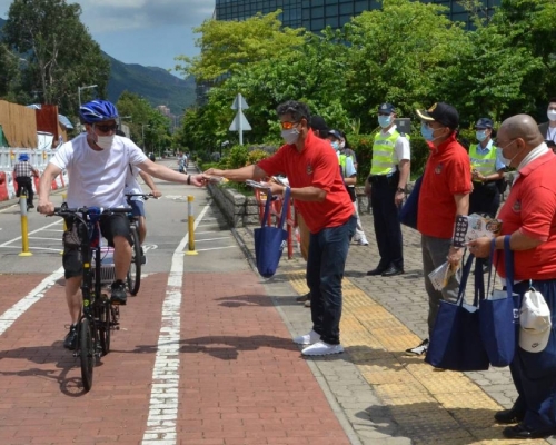 警方透過派發紀念品等宣傳道路安全知識。