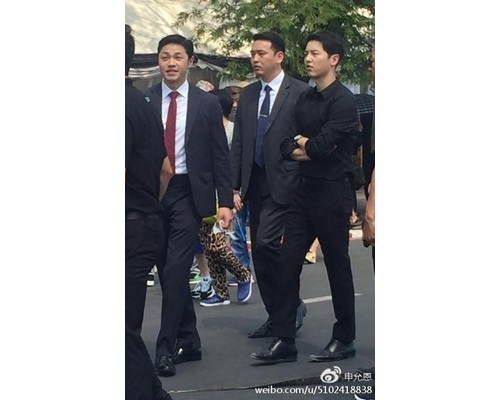 宋仲基參觀大皇宮,有保鑣護航。