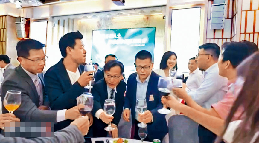 前北区民政专员庄永桓（左三）的欢送会上，请来歌手演唱，多名立法会议员是席上客。