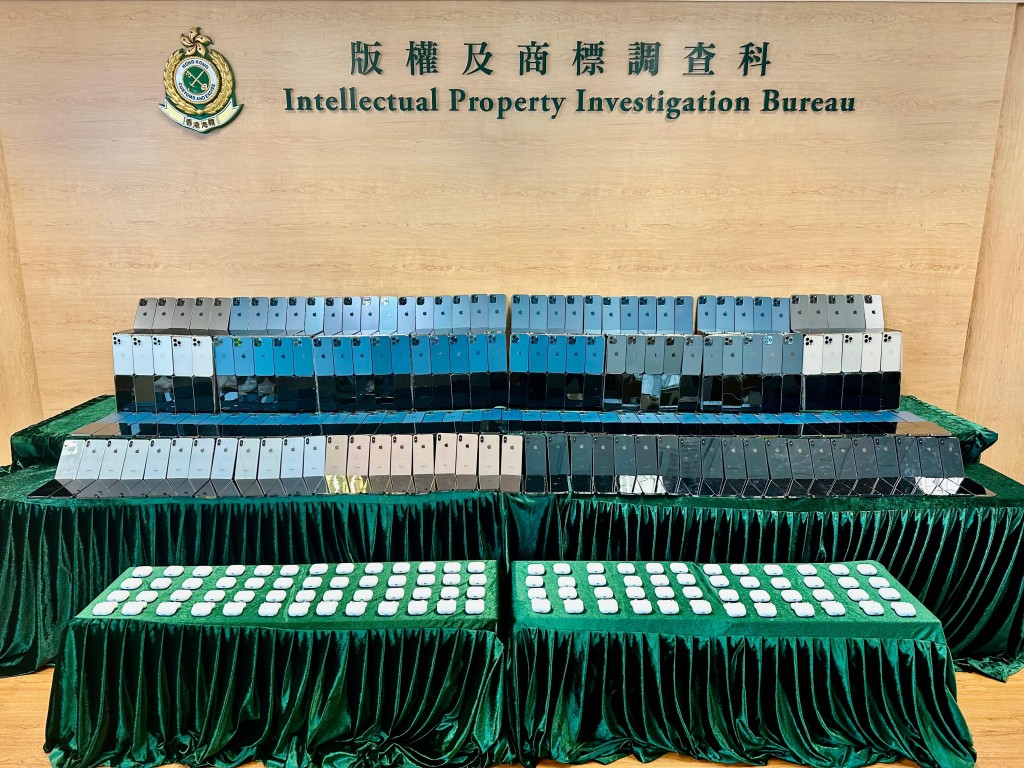 部分檢獲的懷疑冒牌手提電話及配件。政府新聞處圖片 部分檢獲的懷疑冒牌手提電話及配件。政府新聞處圖片