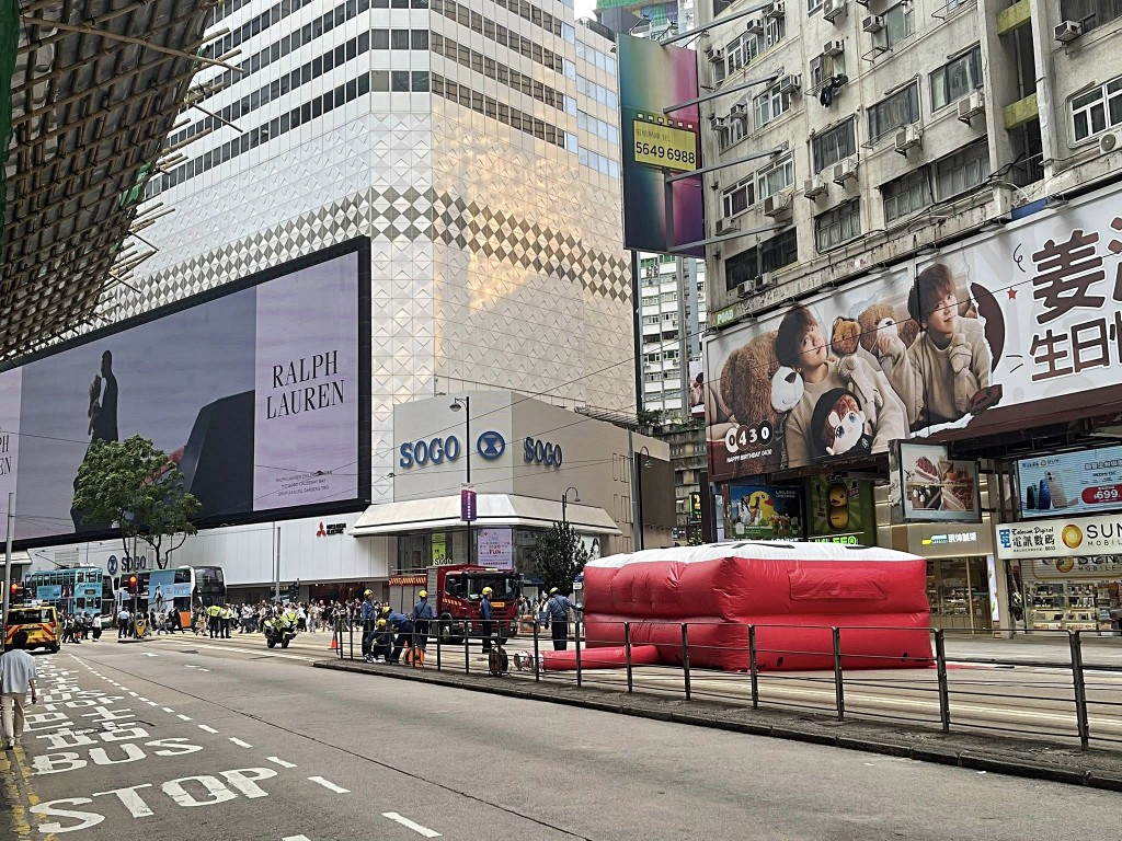 消防鋪氣墊戒備。fb：香港電車群組 