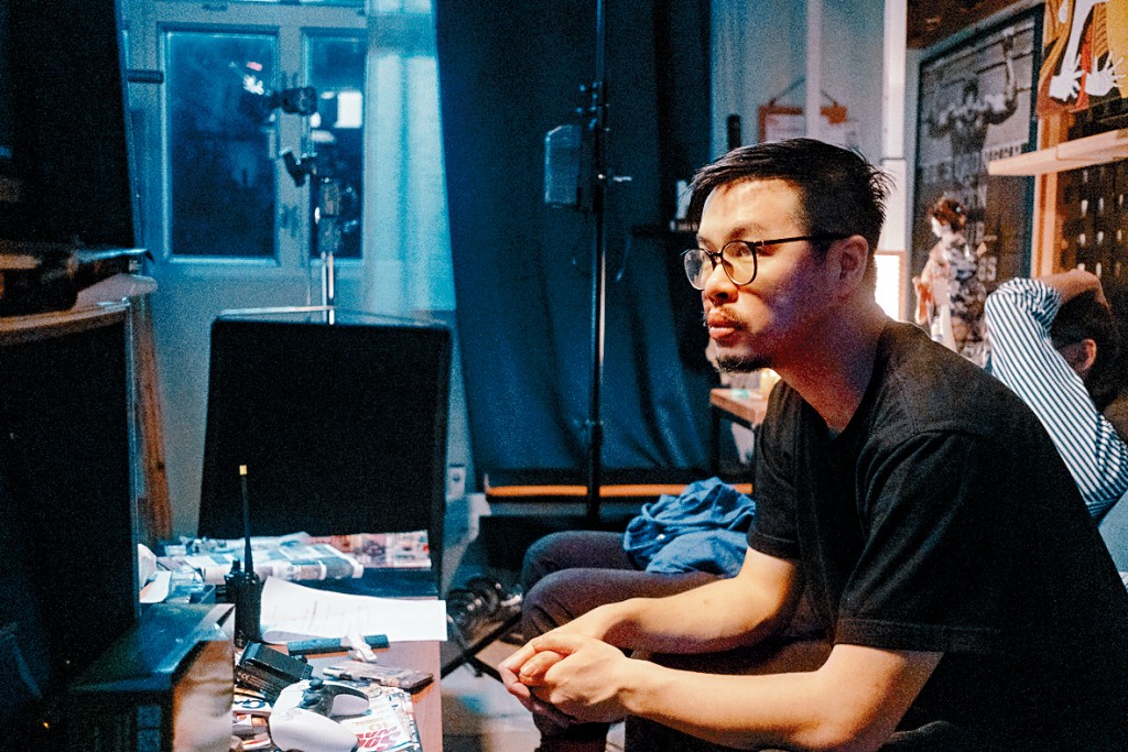 新晉導演何爵天現兼顧幕前工作，參與拍攝綜藝節目。