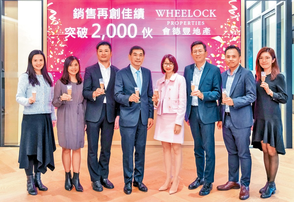 ■會德豐地產黃光耀（左四）表示，集團今年至今售逾2000伙，吸金近235億。