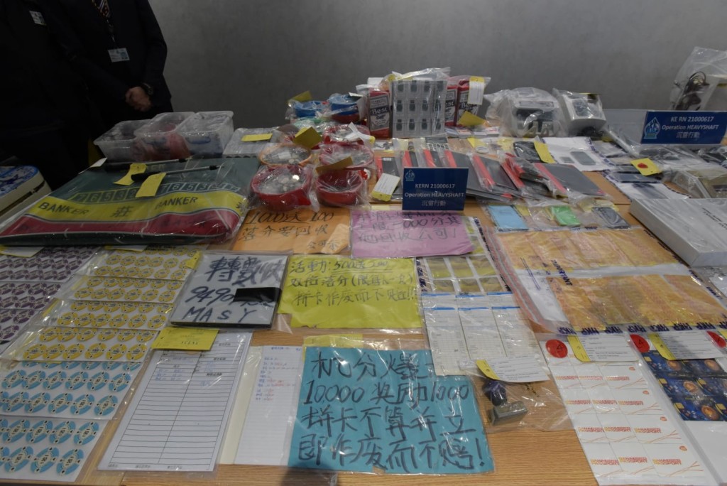 警方展示所得證物，包括大批賭具。黃文威攝 