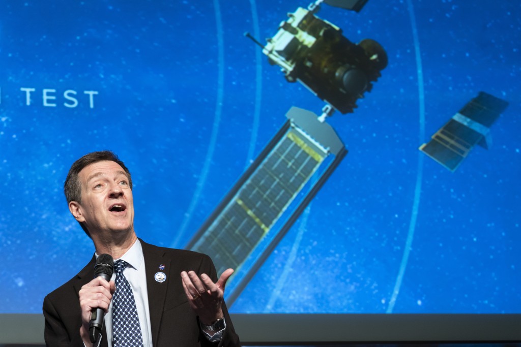 DART 計畫科學家 Tom Statler 周二在華盛頓的 NASA 總部發表講話。AP