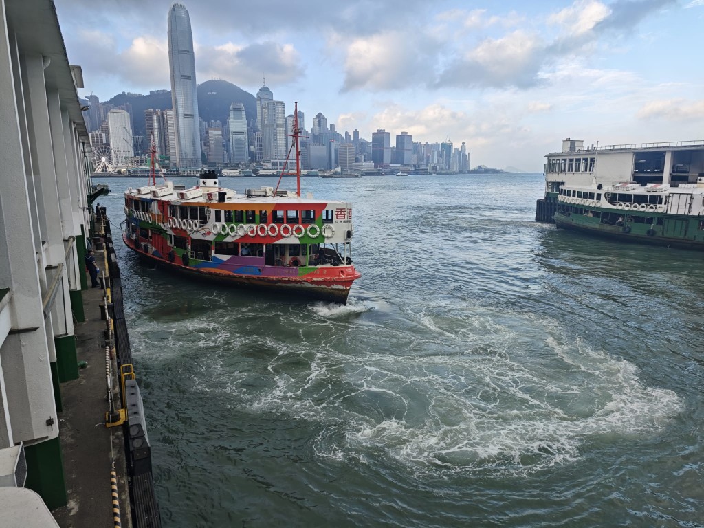 警方正調查死者身份及他墮海的原因,案件暫列作「有人墮海」處理。蔡楚輝攝 警方正調查死者身份及他墮海的原因,案件暫列作「有人墮海」處理。蔡楚輝攝