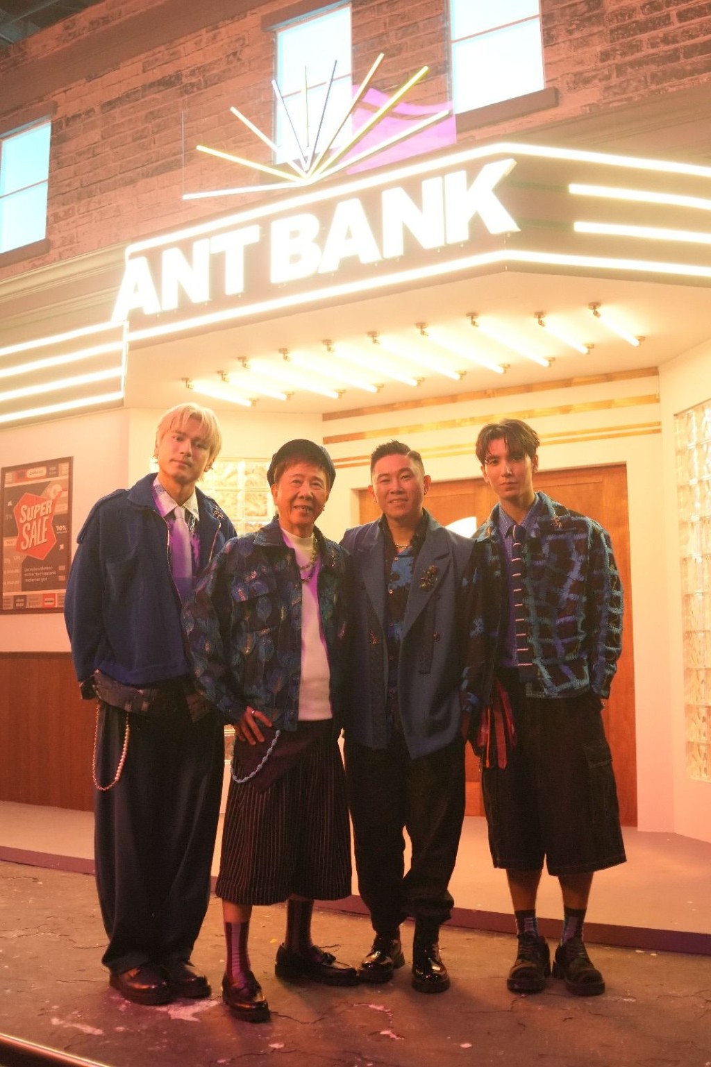 尹光、MC Jin、男團OneUp Rap界「三代同堂」拍廣告。 尹光、MC Jin、男團OneUp Rap界「三代同堂」拍廣告。