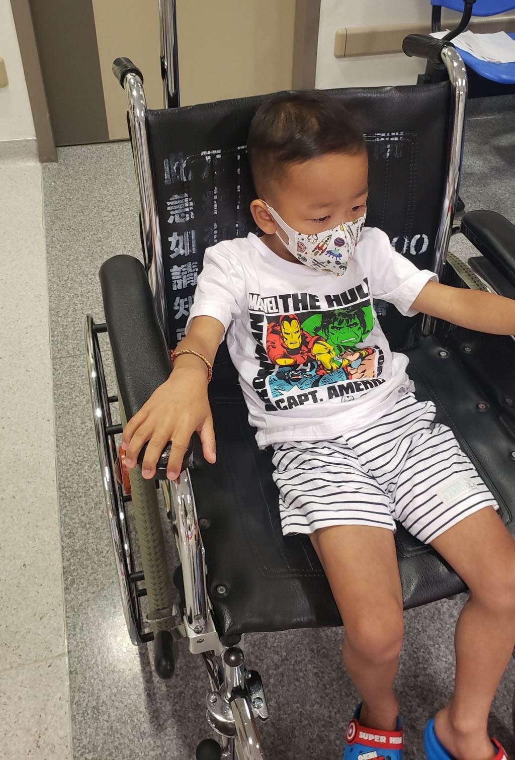 患有先天性心脏病的5岁男童小铁汉Kansas昨晚发高烧。fb「小铁汉妈妈」图片