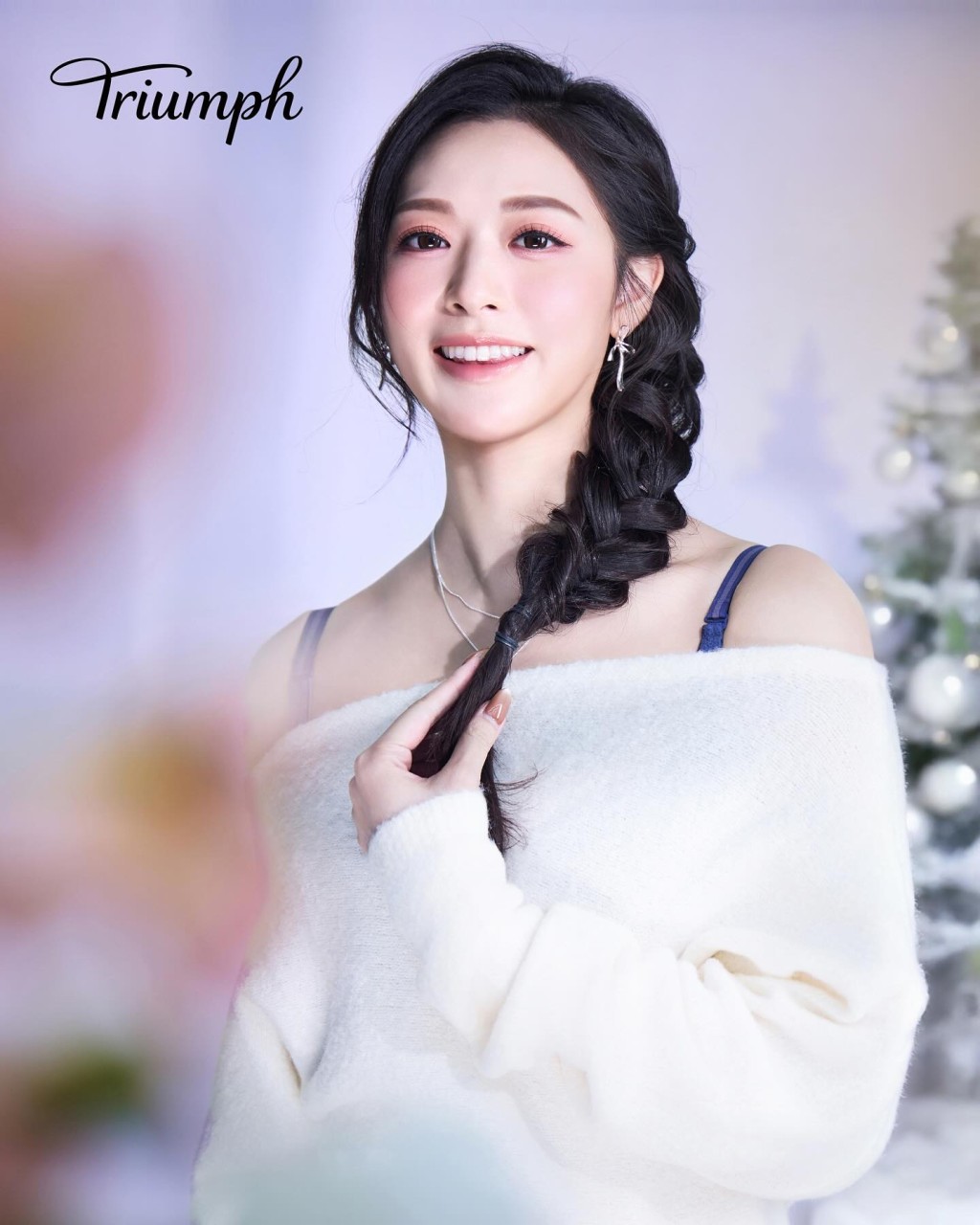 馮盈盈笑言自己是史上穿最多衫的內衣廣告。