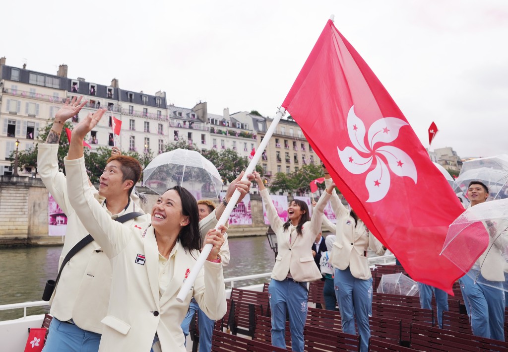 何詩蓓(前排右)及張家朗(前排左)擔任今屆奧運港隊持旗手。新華社