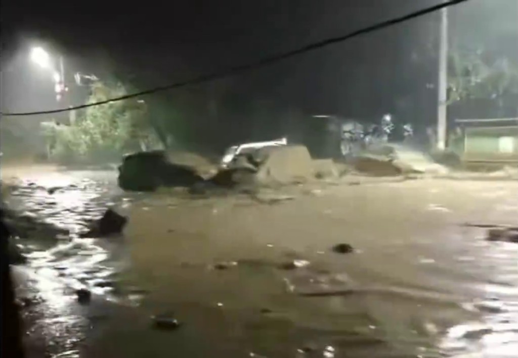 網上流傳影片可見，河道水漲周圍部分設施受損，車輛被沖走、路基被沖垮。