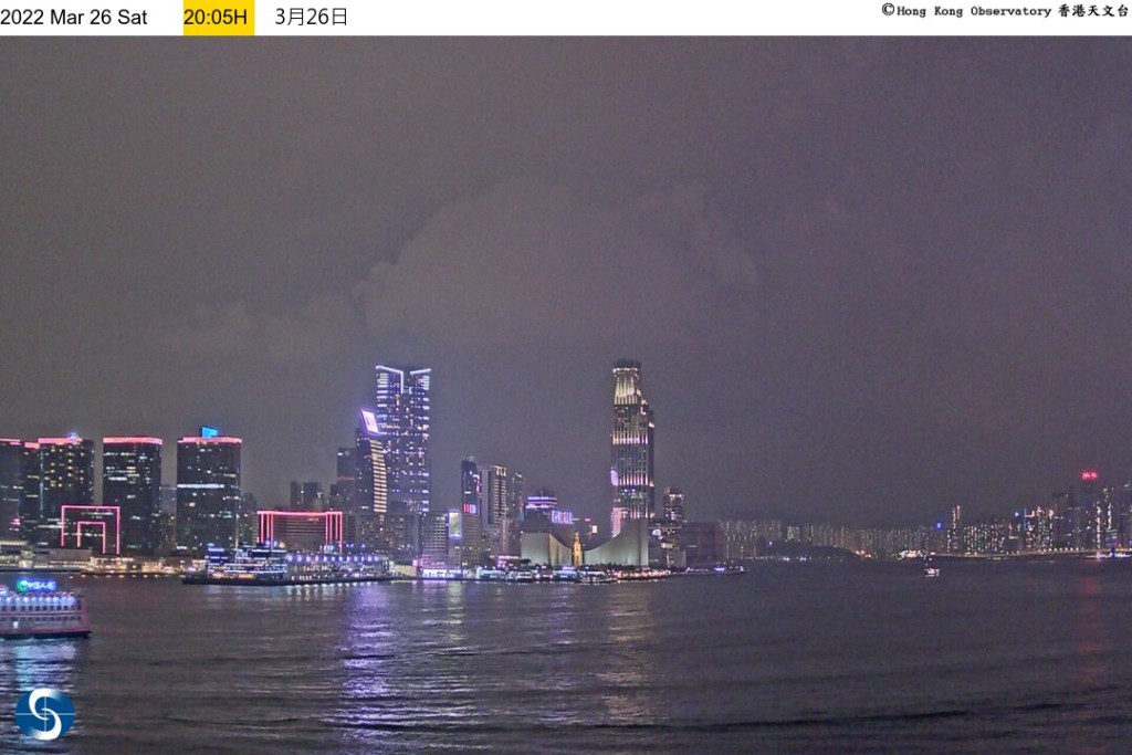 在中環碼頭自動氣象站望向東面拍攝的照片