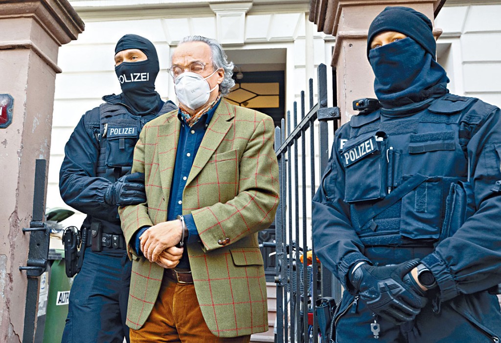 被指陰謀顛覆政府的海因里希十三世親王(中),周三在法蘭克福被押上警車。